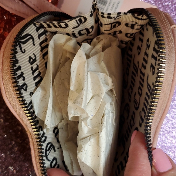 🎉HP🎉Juicy Couture 💘NWT💘 Luxe Links Light Pink Heart Shaped Wristlet!💘💘💘 - Picture 13 of 16